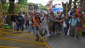 La caravana de migrantes que partió hace cinco días de Honduras ha cruzado este viernes la frontera entre Guatemala y México tras romper barreras para seguir avanzando.