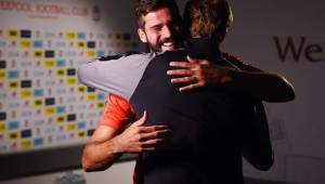 El portero Alisson fue recibido por Klopp con tremendo abrazo.