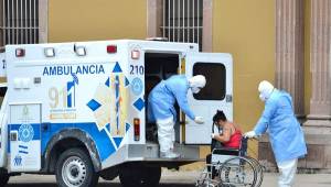 Miembros de las autoridades de salud atienden a una paciente de coronavirus en la capital de la República. Fotos AFP