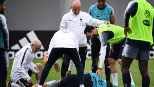 Mbappé terminó con un problema en la rodilla tras una disputa de balón con Adil Rami. El delantero tuvo que salir del entreno. Fotos AFP