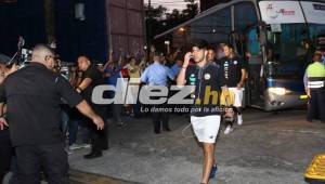 Los jugadores de Costa Rica después del reconocimiento de cancha se fueron al hotel de concentración y burlaron a los aficionados que los esperaban. Foto Delmer Martínez