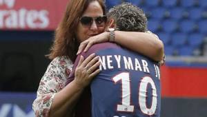 La madre de Neymar le pidió que por sus principios cristianos perdonara a la chica que lo acusa de violación.