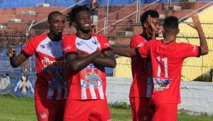 Carlos Bernárdez celebrando una de sus anotaciones ante Platense.