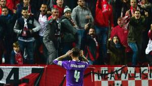 Sergio Ramos se enfrentó con la afición del Sevilla tras su gol de penal.