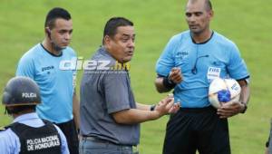 Jhon JaiRO López, técnico del Platnse, salió muy molesto con el accionar de los árbitros y al final del encuentro les fue a reclamar.