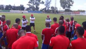 Los jugadores del Olimpia antes de comenzar los trabajos en el estadio Roberto Martínez Ávila.