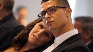 Cristiano Ronaldo junto a su madre abrirán un restaurante en Brasil.