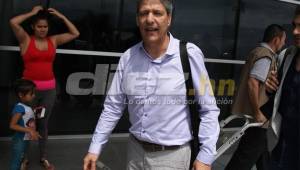 El técnico Carlos Restrepo dijo a su arribo que luego de una reunión con la junta directiva del Olimpia definirán las bajas y los refuerzos. Foto Ronald Aceituno