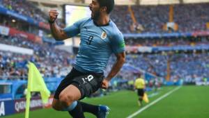 Luis Suárez festeja el gol de Uruguay ante Arabia Saudita en partido número 100 con la celeste. Foto AFP