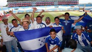 Ya hay afición en las gradas del estadio Olímpico. El sector de sombra es el que luce con más público. Foto Neptalí Romero