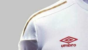 Umbro ha dejado muy contentos a los peruanos con el diseño de su nueva camisa.