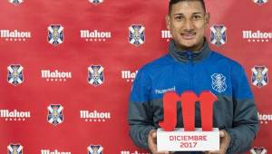 Bryan Acosta posando con el trofeo que lo acredita Mejor Jugador del Mes de diciembre en Tenerife. Foto @CDTenerife