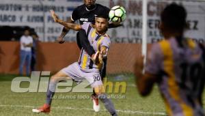 Pastor Martínez y Darwin Arita mantuvieron una lucha férrea en el juego. FOTOS: Neptalí Romero