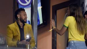 Neymar llegó acompañado de todos sus amigos al estadio Mineirao para ver a Brasil.