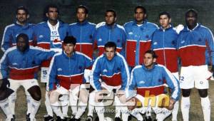 Este fue el último Olimpia que goleó a Pachuca en 2001: Cristhian Santamaría, Robert Lima, Gerson Vásquez, Nerlin Membreño, Donaldo González, Arnold Cruz, Samuel Caballero, Denilson Costa, Alex Pineda, Danilo Tosello y Flaco Pineda