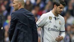 Zidane saludando a Morata en un partido del Real Madrid.