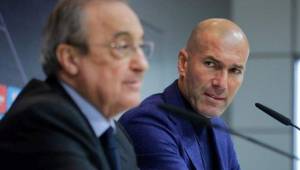 Zidane y Florentino Pérez durante una conferencia de prensa del Real Madrid.