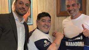 Maradona, de 58 años, tomará la dirección técnica del Gimnasia por lo que resta de la temporada.
