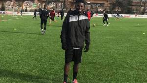 Roby Norales en su primer entrenamiento con el Klubi Futbollist de Kosovo.