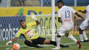 Carlo Costly falló esta ocasión de gol estando solo frente a la portería del Juticalpa.