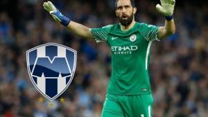 Claudio Bravo tiene 36 años de edad y estaría viendo con buenos ojos la oferta del Monterrey de México.