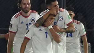 Los jugadores chilenos celebran el gol de Alexis Sánchez con el que vencieron a Paraguay en Asunción por las eliminatorias al Mundial 2022.