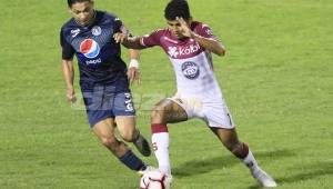 El hondureño Emilio Izaguirre intenta quitarle la pelota al delantero del Saprissa, Johan Venegas. Fotos Ronal Aceituno