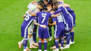 Andy Najar con sus compañeros haciendo la arenga antes de comenzar el partido en Bruselas. Foto Anderlecht