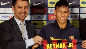 Bartomeu presentando a Neymar cuando éste fichó por el FC Barcelona en 2013.