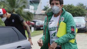 El entrenador argentino Héctor Vargas, cuando llegaba este martes al entrenamiento del Marathón en la sede del club en San Pedro Sula. Foto Neptalí Romero