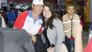 El entrenador del Olimpia, Pedro Troglio, fue asediado por los aficionados tras su llegada de Seattle. Es guapa chica no quiso perderse la foto con el argentino.