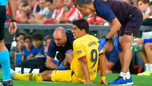 Luis Suárez abandonó el partido en la primera mitad luego de sufrir unas molestias en su pierna derecha.