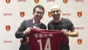 Javier Mascherano con la camiseta de su nuevo club en el fútbol chino.
