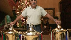 Manuel Keosseián posando con las tres copas de campeón ganadas con Marathón.