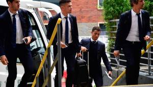 Luego de un vuelo de dos horas, Real Madrid arribó a Cardiff y ya está instalado en el hotel. Fotos AFP