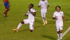 El delantero hondureño Júnior Lacayo celebrando su primer gol con la camisa del Comunicaciones en Guatemala. Fotos cortesía Emisoras Unidas