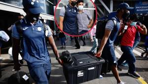 Los futbolistas Jorge Benguché y Wesly Decas cargando las maletas tras el regreso de los Juegos Olímpicos donde participaron con Honduras. Fotos DIEZ