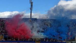 La afición del Olimpia siempre pone el colorido en las gradas del estadio Nacional de Tegucigalpa.