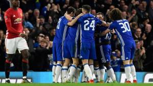 El talento del belga Eden Hazard desequilibró a favor del Chelsea un duelo que el Manchester United de Jose Mourinho había ganado en la pizarra. Fotos EFE