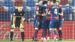 Enis Bardhi celebra su gol ante el Atlético de Madrid con sus compañeros.