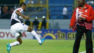 El delantero del Olimpia, Jerry Bengtson, intenta contener la pelota pero en la acción choca con el entrenador del Vida, Raúl Martínez Sambulá. Foto Neptalí Romero