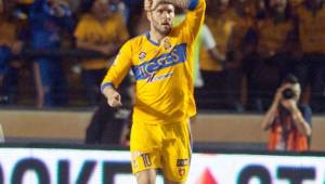 El delantero francés de Tigres, André-Pierre Gignac, celebra el gol con el que comenzaron venciendo al León. Foto AFP