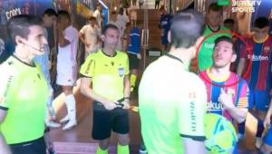 Messi se cruzó con el árbitro Munuera y le reclamó la supuesta falta que recibió de Casemiro dentro del área.