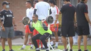 El portero José Mendoza haciendo los levantamientos de pesas y ya está a las órdenes del entrenador Pedro Troglio. Fotos DIEZ | Jhonny Magallanes