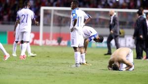 Honduras lamentó el empate final 1-1 ante Costa Rica; Emilio Izaguirre se quedó varios minutos hincado.