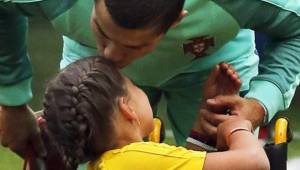 Cristiano Ronaldo ha tenido un bonito gesto con una niña con retos especiales que es parte de la Copa Confederaciones de Rusia 2017.