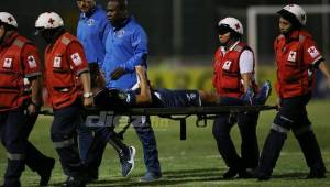 Momentos cuando el defensor y capitán del Motagua, Juan Pablo Montes, salía del campo en camilla tras sufrir una lesión muscular. Fotos Johny Magallanes