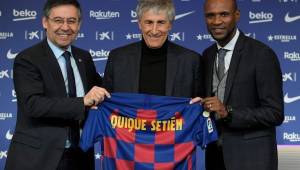 Así han presentado hoy a Quique Setién como el nuevo entrenador del FC Barcelona. Bartomeu y Abidal, presentes.
