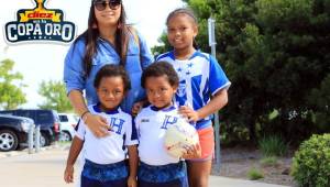 Ivannia Reyes, pareja de Boniek García, junto a los pequeños gemelos visitaron el entreno de Honduras en Houston. Fotos Ronald Aceituno