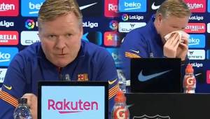 Koeman sufrió un pequeño incidente que lo obligó a abandonar la conferencia de prensa.